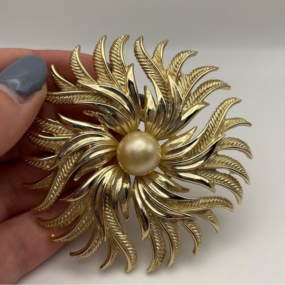Vintage Cathe Gold Tone Sun Burst Flower Faux Pearl Large Rhinestone Brooch - Picture 2 of 6